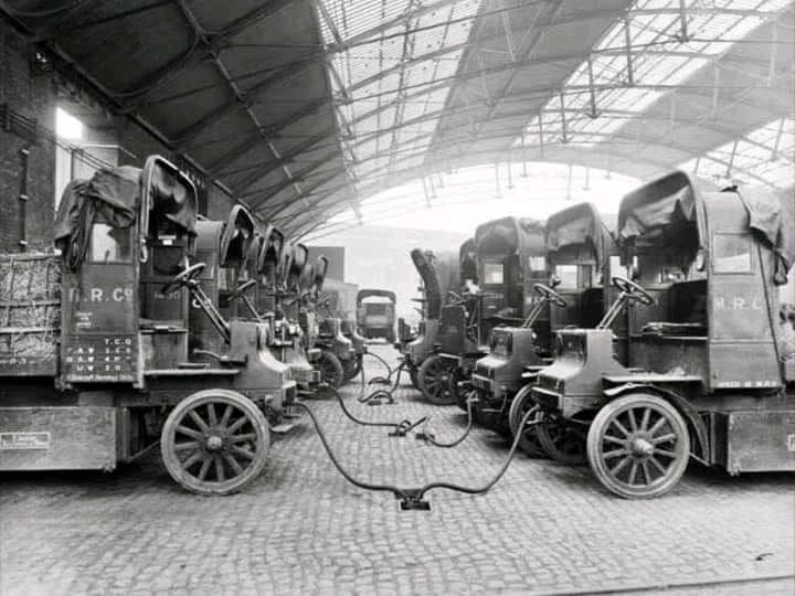 stacja ładowania dostawczych samochodów elektryczny w 1900.jpg