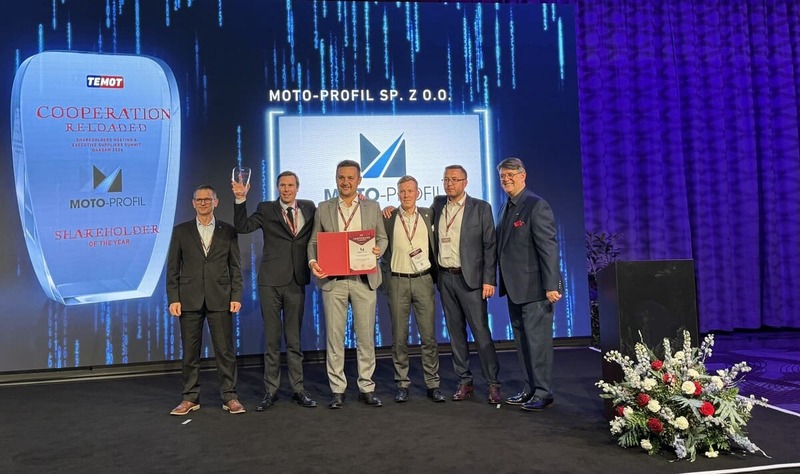 Przedstawiciel Moto-Profil odbiera nagrodę „Shareholder of the Year” od TEMOT International.