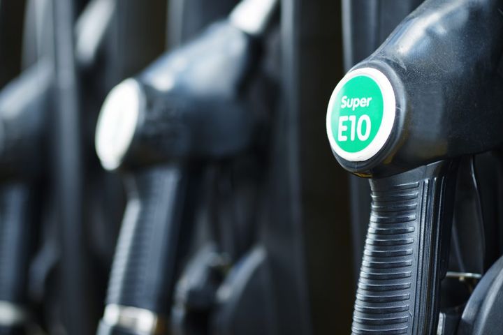 Już wkrótce paliwo E10 może trafić na stacje. Co to oznacza dla kierowców❓Pod symbolem E10 kryje…